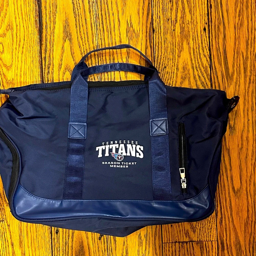 NEW🏈TENNESSEE TITANS NAVY BLUE GYM BAG/ DUFFEL WITH LOGO AND SHOULDER STRAP